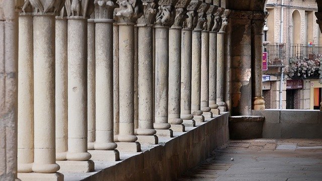 Architecture Columns Temple Spain  - ybernardi / Pixabay